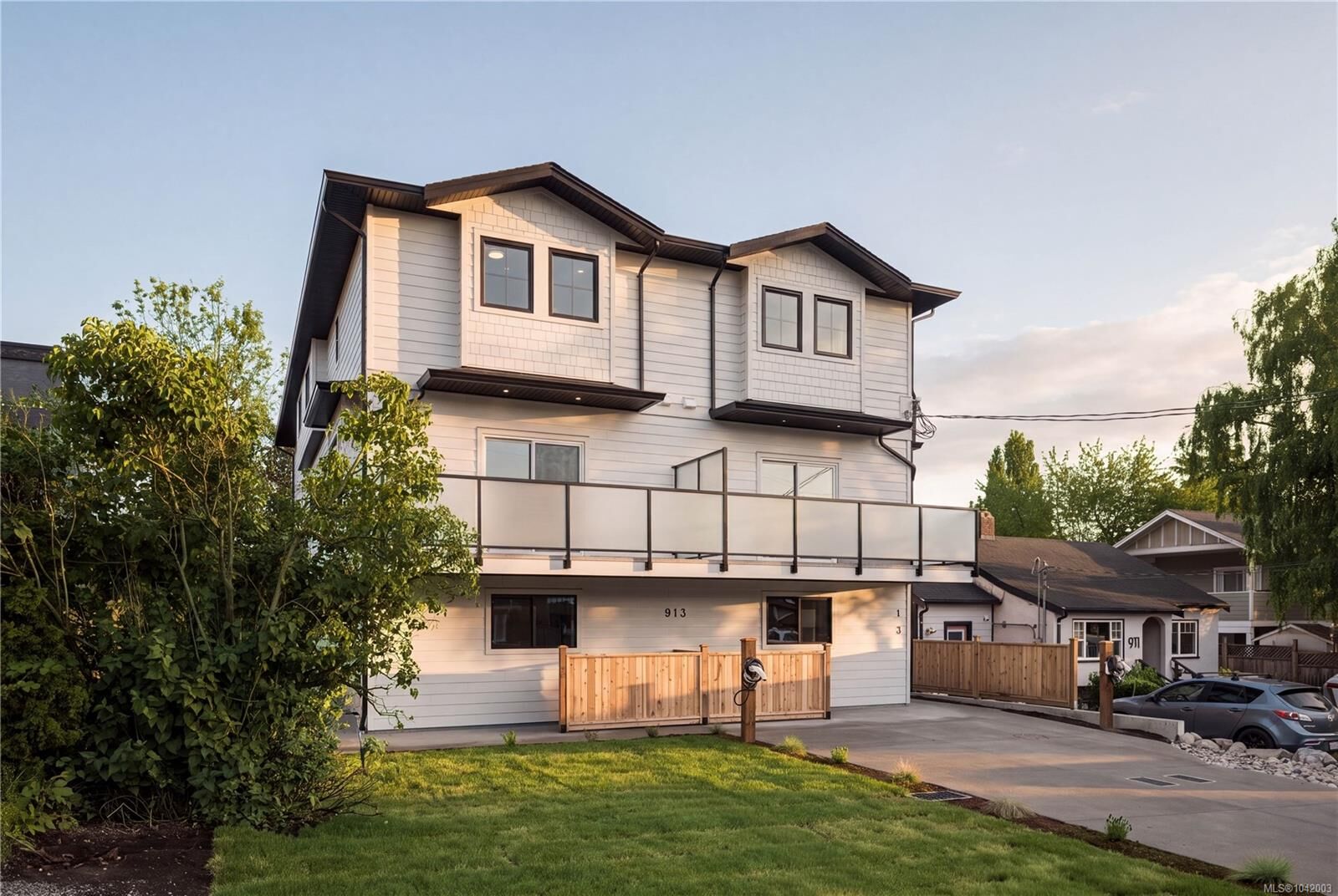 Property Photo:  913 Dale St #3  BC V8X 2V9 