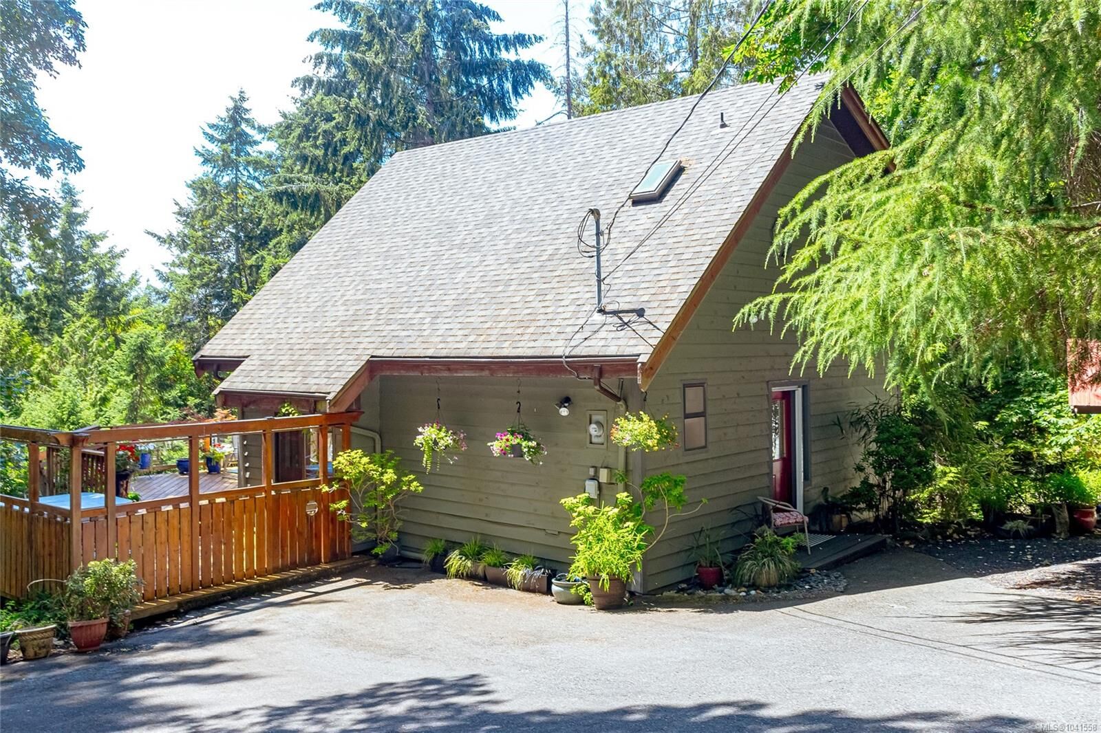 Property Photo:  570 Bayview Pl  BC V9L 5X7 