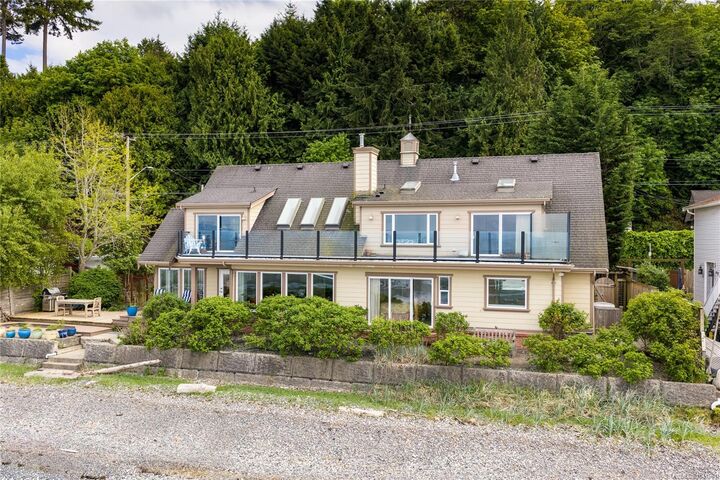 2995 Island Hwy W — photo 1