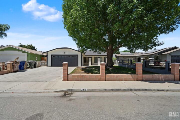 Property Photo: 402 El Fuerte Avenue CA 93307