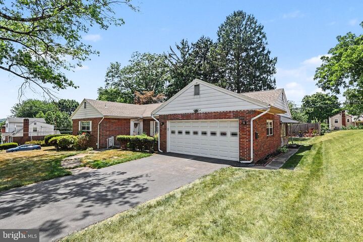 Property Photo: 400 Rosewood Lane PA 17111