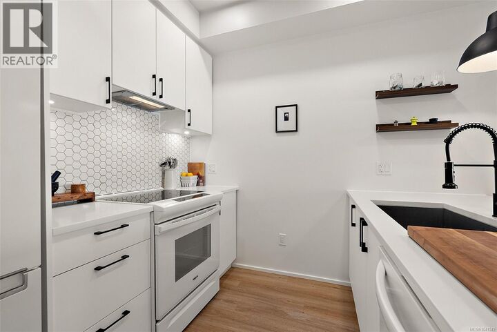 Property Photo: 2348 Beacon Avenue 203 BC V8L 1X3