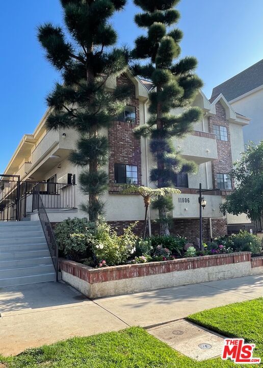Property Photo: 11806 Mayfield Ave CA 90049
