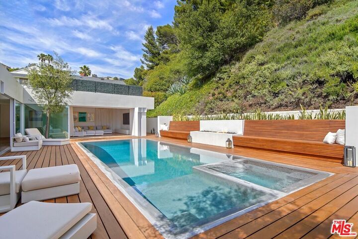 Property Photo: 1106 N Hillcrest Rd CA 90210