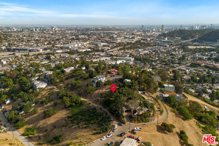 Property Photo: 534 W Beech St CA 90065