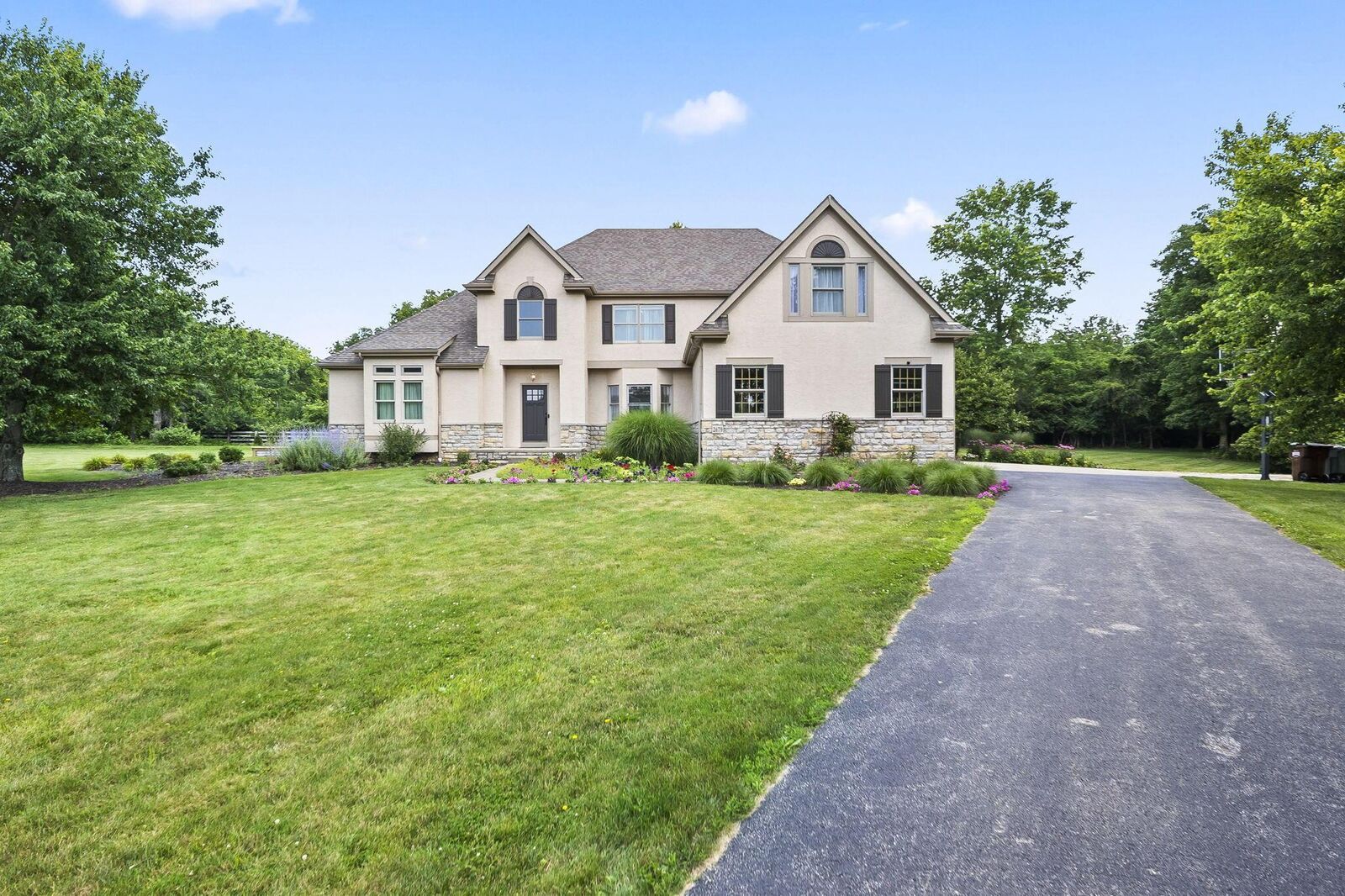 Property Photo: 2679 Red Robin Way OH 43015