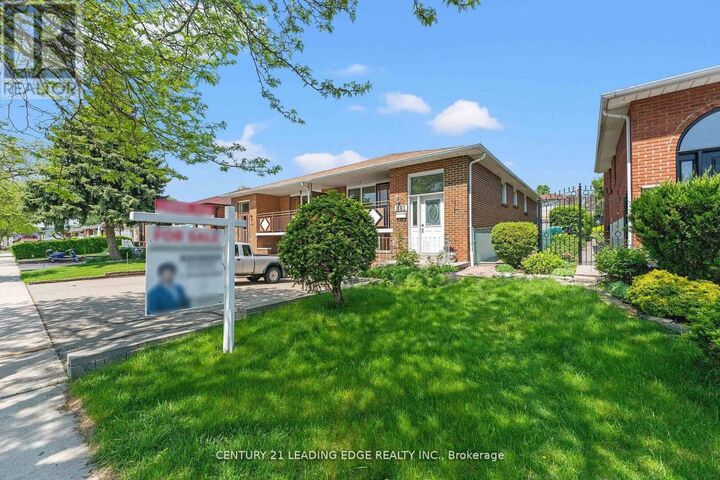 Property Photo: 881 Blairholm Avenue ON L5C 1G5