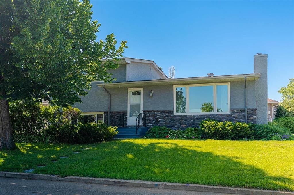 Property Photo: 2 Peterboro Bay MB R2J 1S7