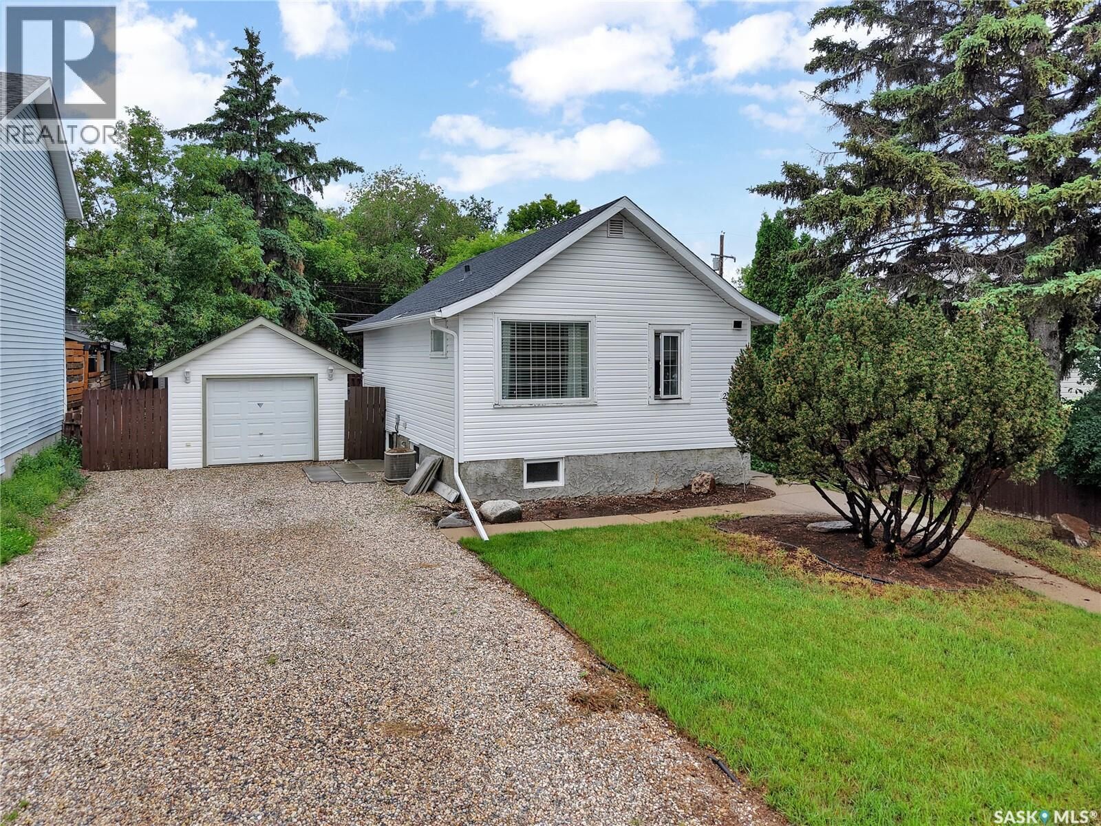Property Photo:  2524 Kelvin Avenue  SK S7J 0T7 
