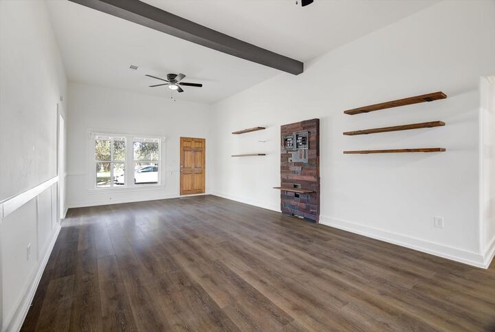 Property Photo: 158 E 7th Street TX 75862