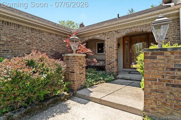 Property Photo:  20213 Whitby Drive  MI 48152 1285 