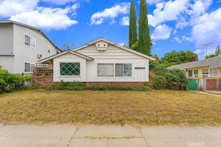 Property Photo: 5816 Woodman Ave CA 91401