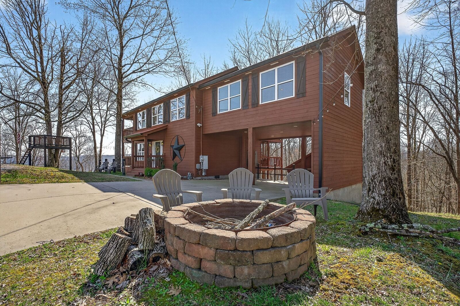 Property Photo:  300 Crest Dr  TN 37166 