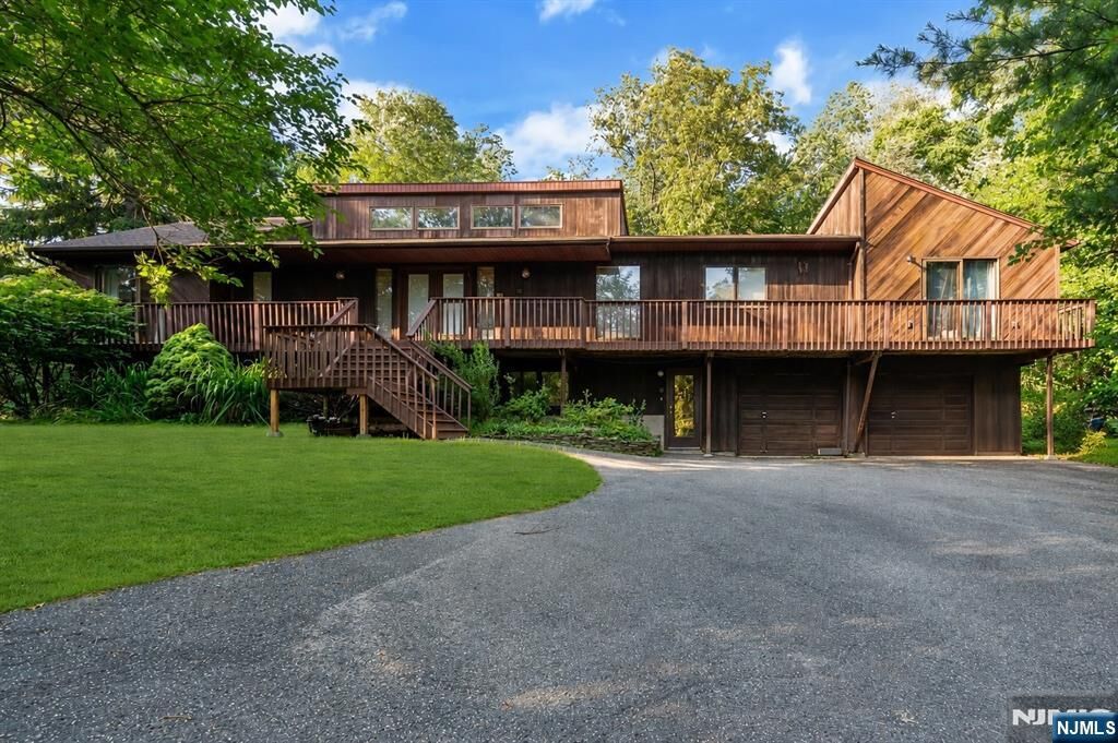 Property Photo:  3 Bluefield Court  NJ 07642 