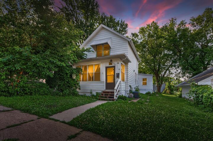 Property Photo:  736 Plum Street  MN 55106 