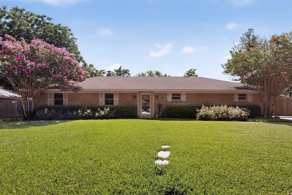 Property Photo: 1702 Surrey Circle TX 75050
