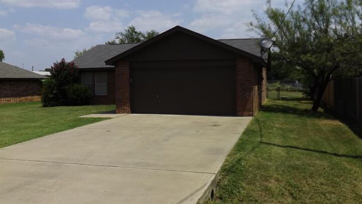 Property Photo:  809 Shady Grove Drive  TX 76049 