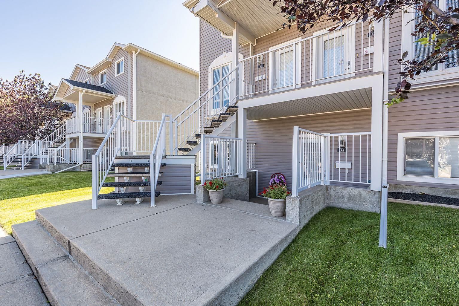Property Photo:  35 Somerset Lane SE  AB T1B 0E5 