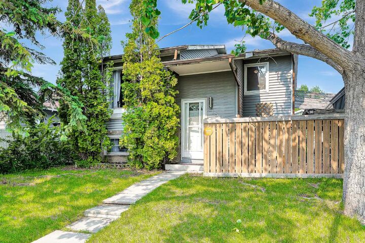 Property Photo: 215 Erin Woods Drive SE AB T2B 2V7