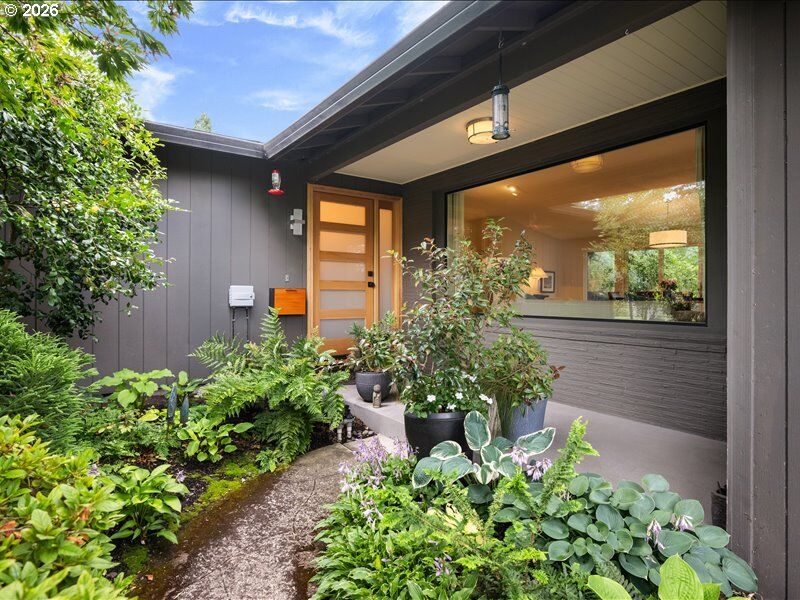Property Photo:  1525 SW 132nd Ave  OR 97005 