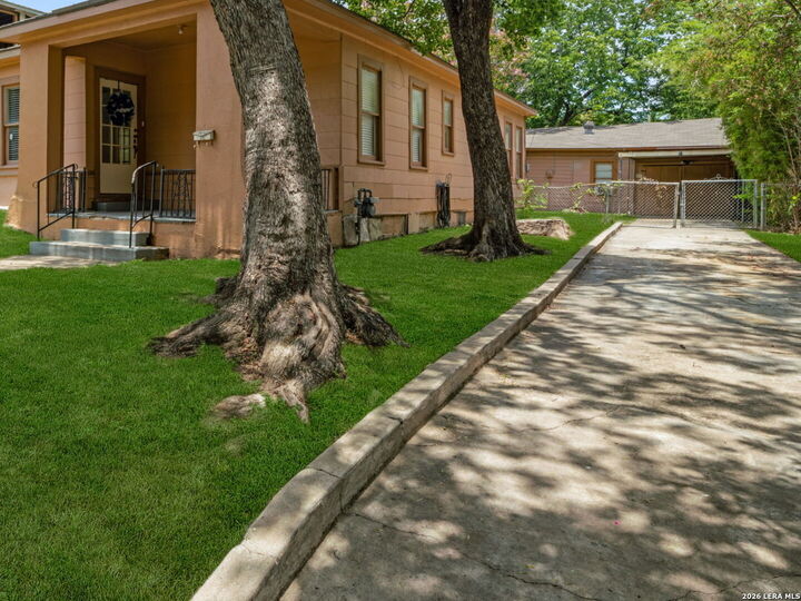 Property Photo: 1023 W French Pl TX 78212