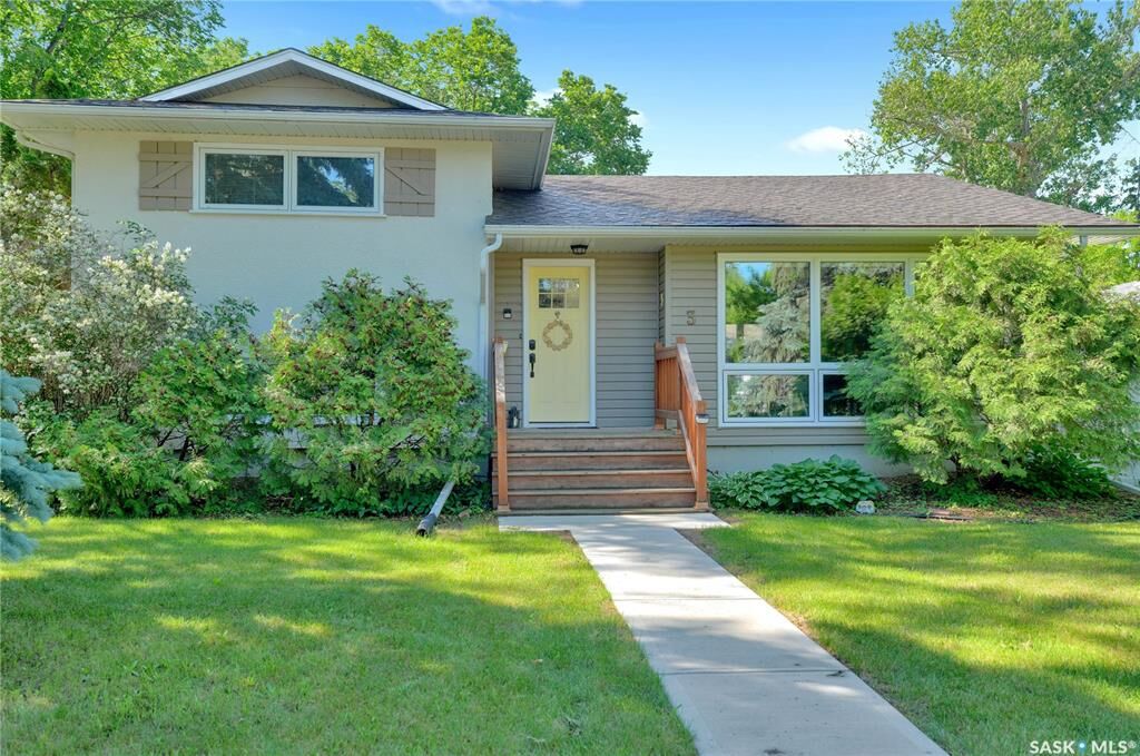Property Photo:  3 Dolphin Bay  SK S4S 3J7 