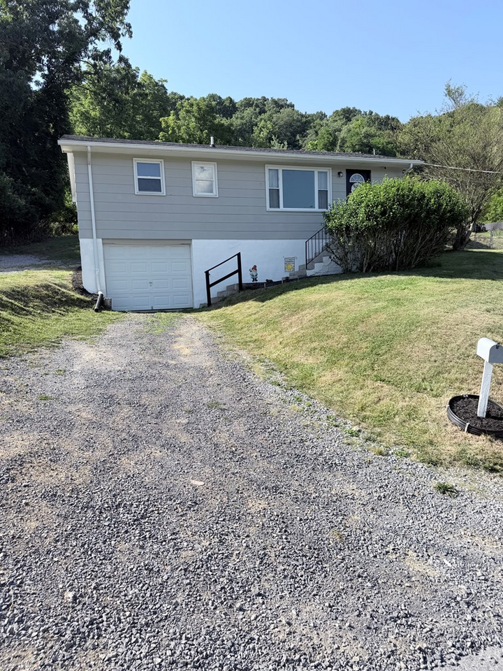 Property Photo:  100 Serpentine St  VA 24651 