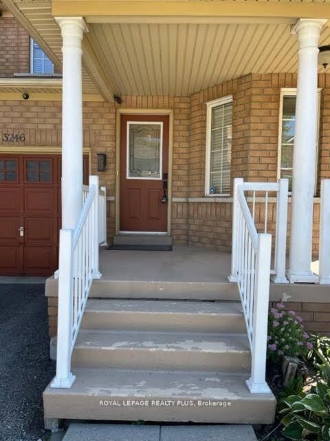 Property Photo: 3246 Ridgeleigh Heights ON L5M 6S6