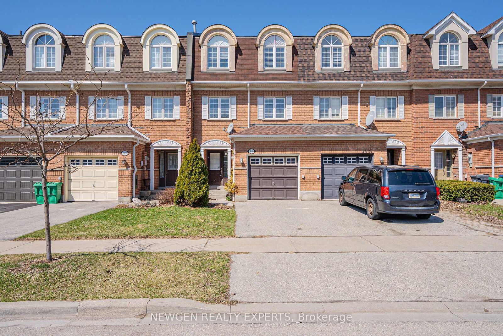 Photo de la propriété: 3409 Southwick Street ON L5M 7M1