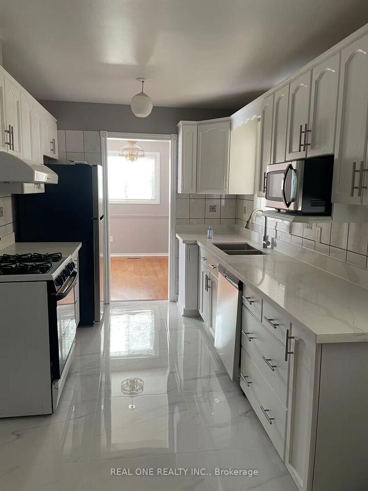 Property Photo:  6972 Cordingley Crescent  ON L5N 4Z3 