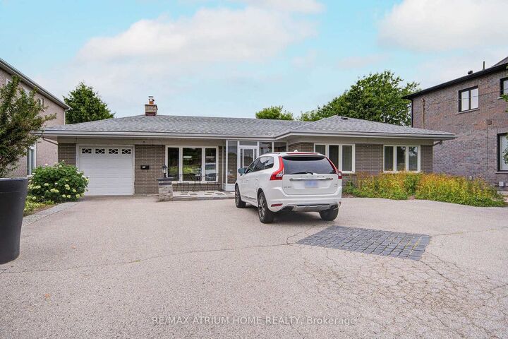 Photo de la propriété:  134 Fairglen Avenue  ON M1W 1A7 