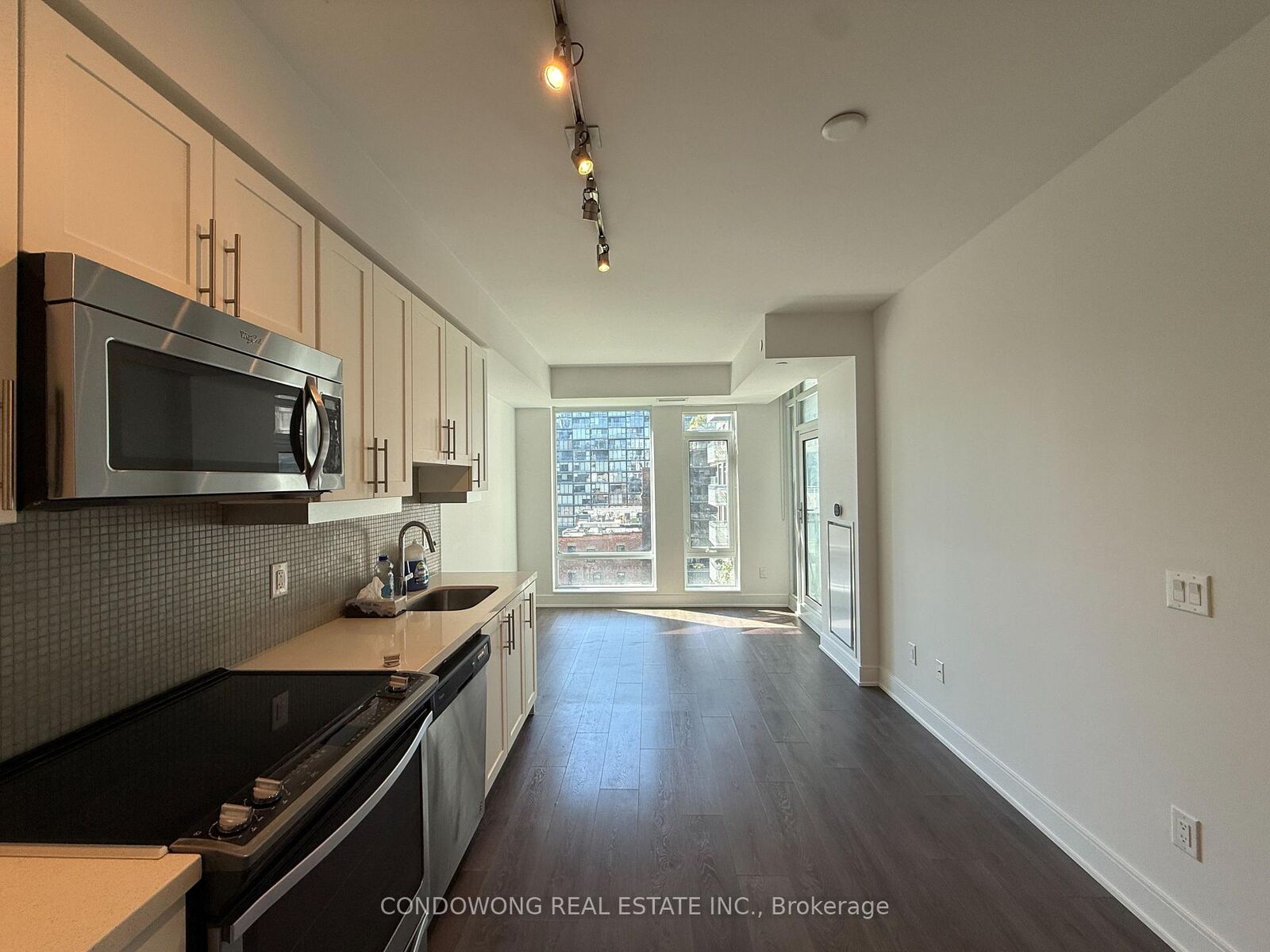 Property Photo:  525 Adelaide Street W 818  ON M5V 0N7 