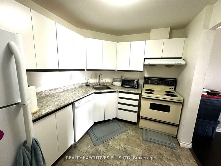 Property Photo:  858 Commissioners Road E 806  ON N6C 5Y5 