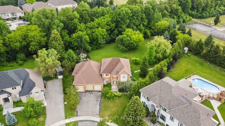 Property Photo: 40 Hunterwood Chase ON L6A 3R9