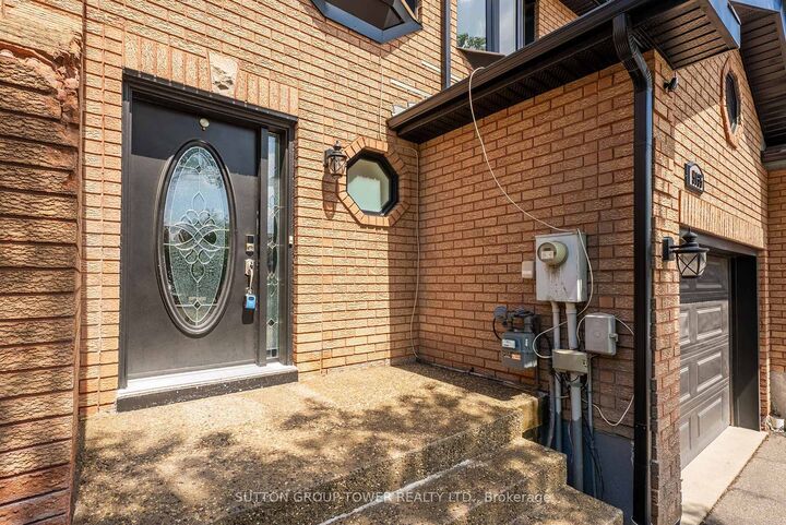 Property Photo: 5035 Moulin Rouge Crescent ON L5V 1R6