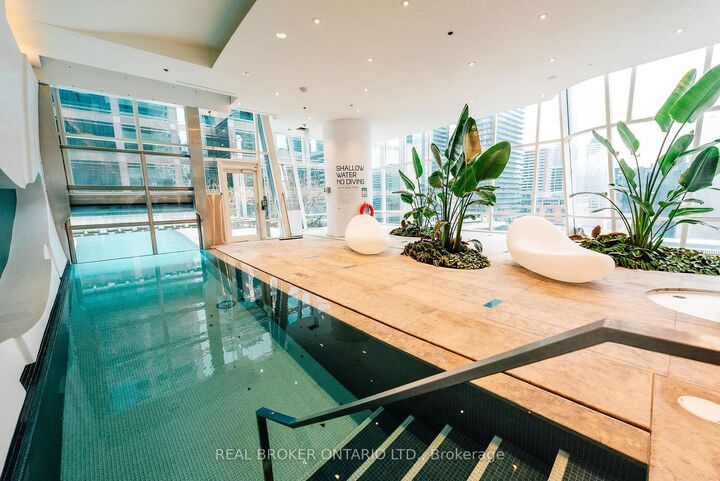 Property Photo:  1 Bloor Street E 5209  ON M4W 1A9 