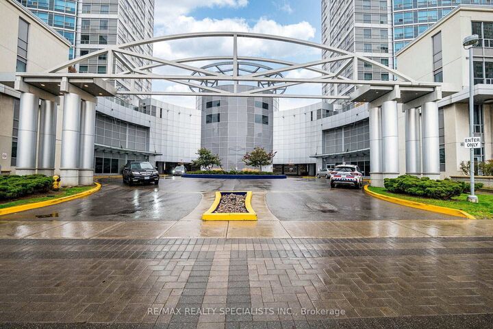 Property Photo: 38 Lee Centre Drive 2803 ON M1H 3J7