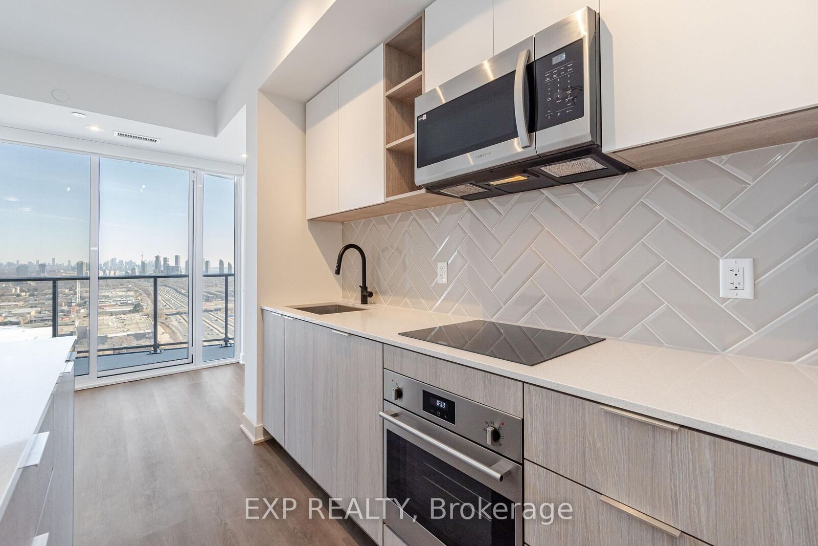 Property Photo:  36 Zorra Street 1805  ON M8Z 4Z7 