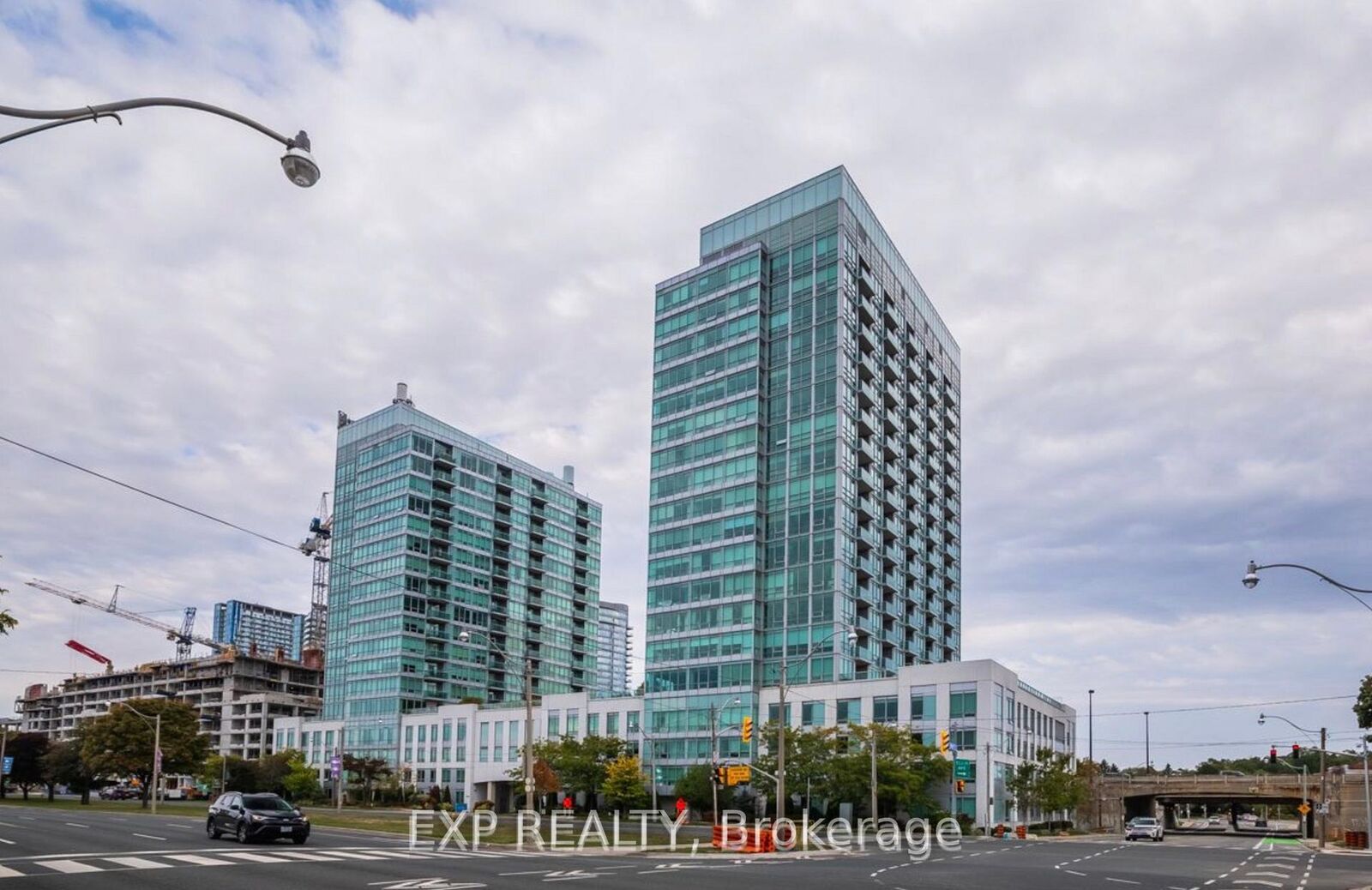 Property Photo: 1900 Lake Shore Boulevard W Lph07 ON M6S 1A4