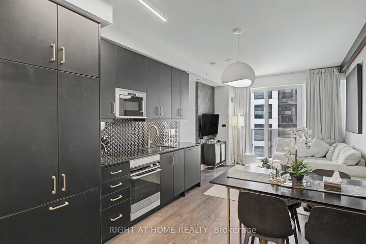 Property Photo: 36 Elm Drive W 3202 ON L5B 0N3
