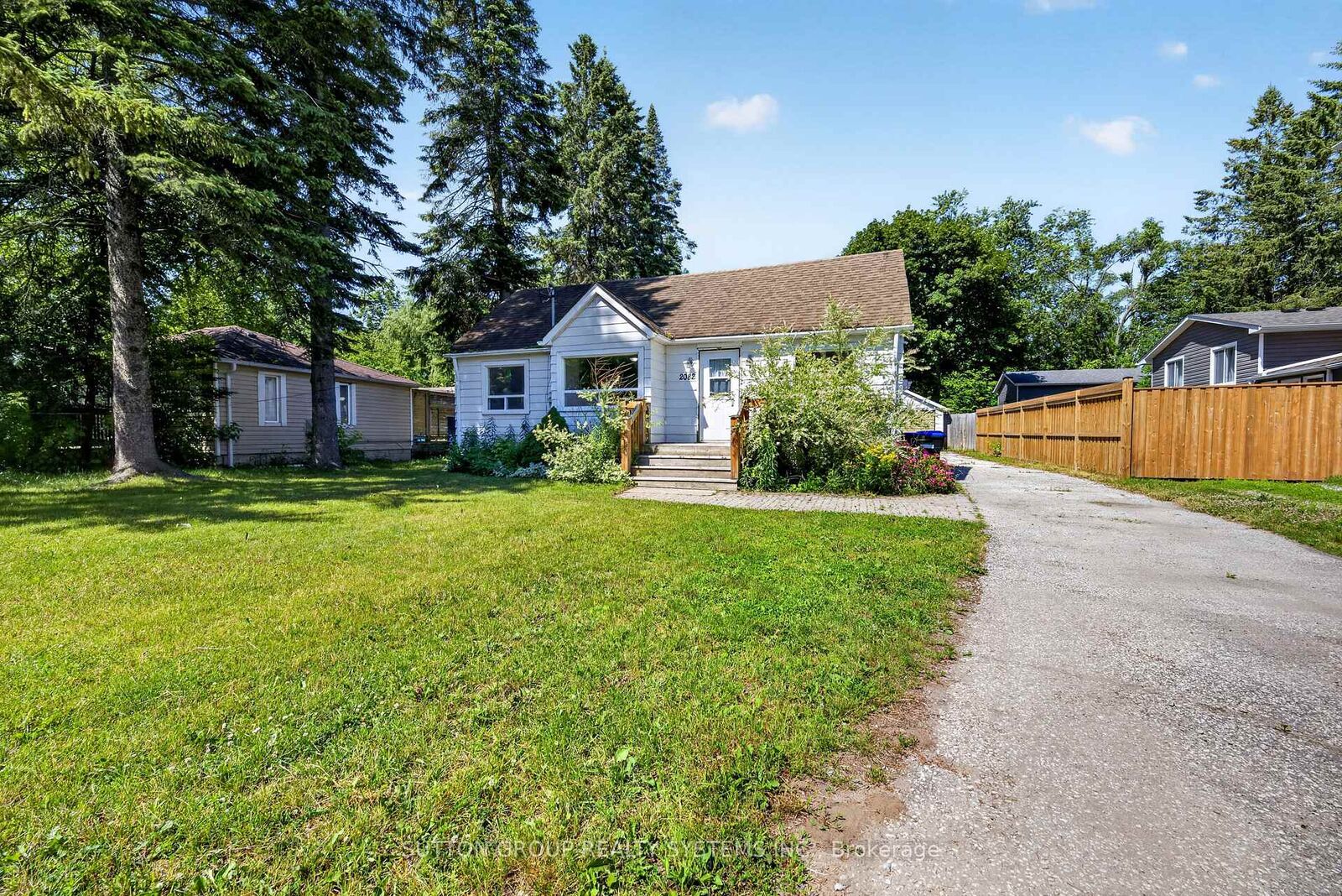 Property Photo:  2082 Lilac Drive  ON L9S 1Y9 