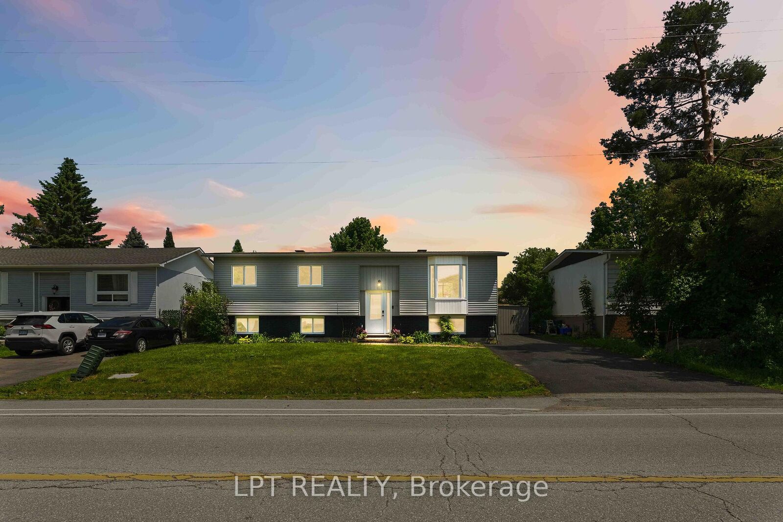 Property Photo:  34 Fringewood Drive  ON K2S 1V1 