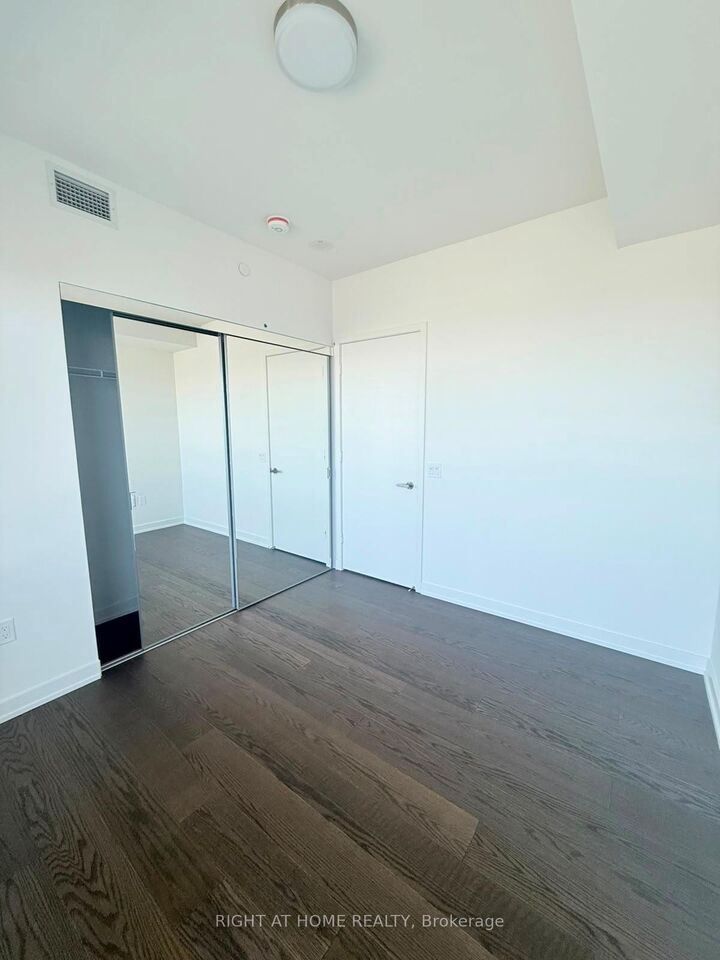 Property Photo: 448 Burnhamthorpe Road W 6708 ON L5B 4M6