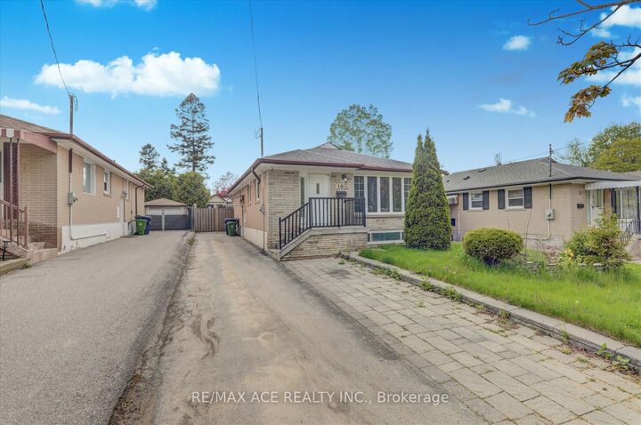 Property Photo: 10 Blakemanor Boulevard ON M1J 2W4