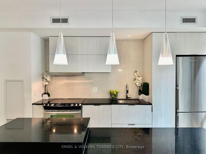 Property Photo: 101 Charles Street E 720 ON M4Y 0A9