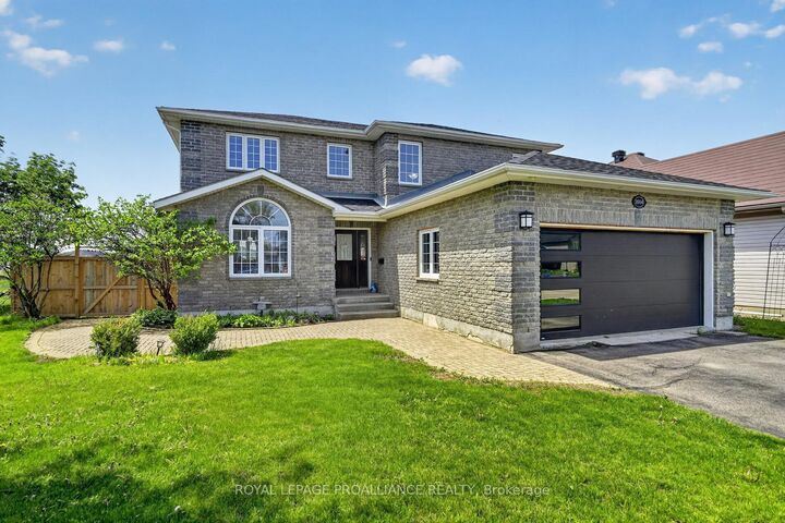 Property Photo:  1014 Crestwood Drive  ON K6V 7N1 
