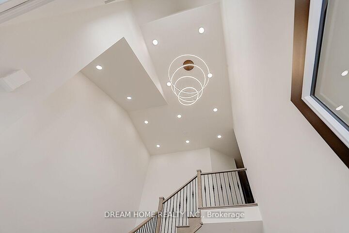 Property Photo:  125 Prairie Rose Drive  ON L4S 0M8 