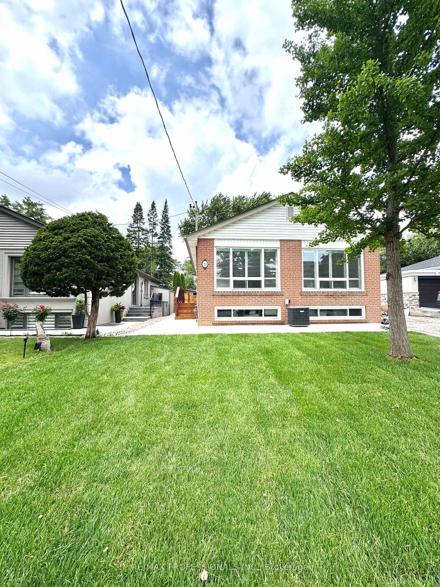 Property Photo:  24 Millburn Drive Main  ON M9B 2W9 