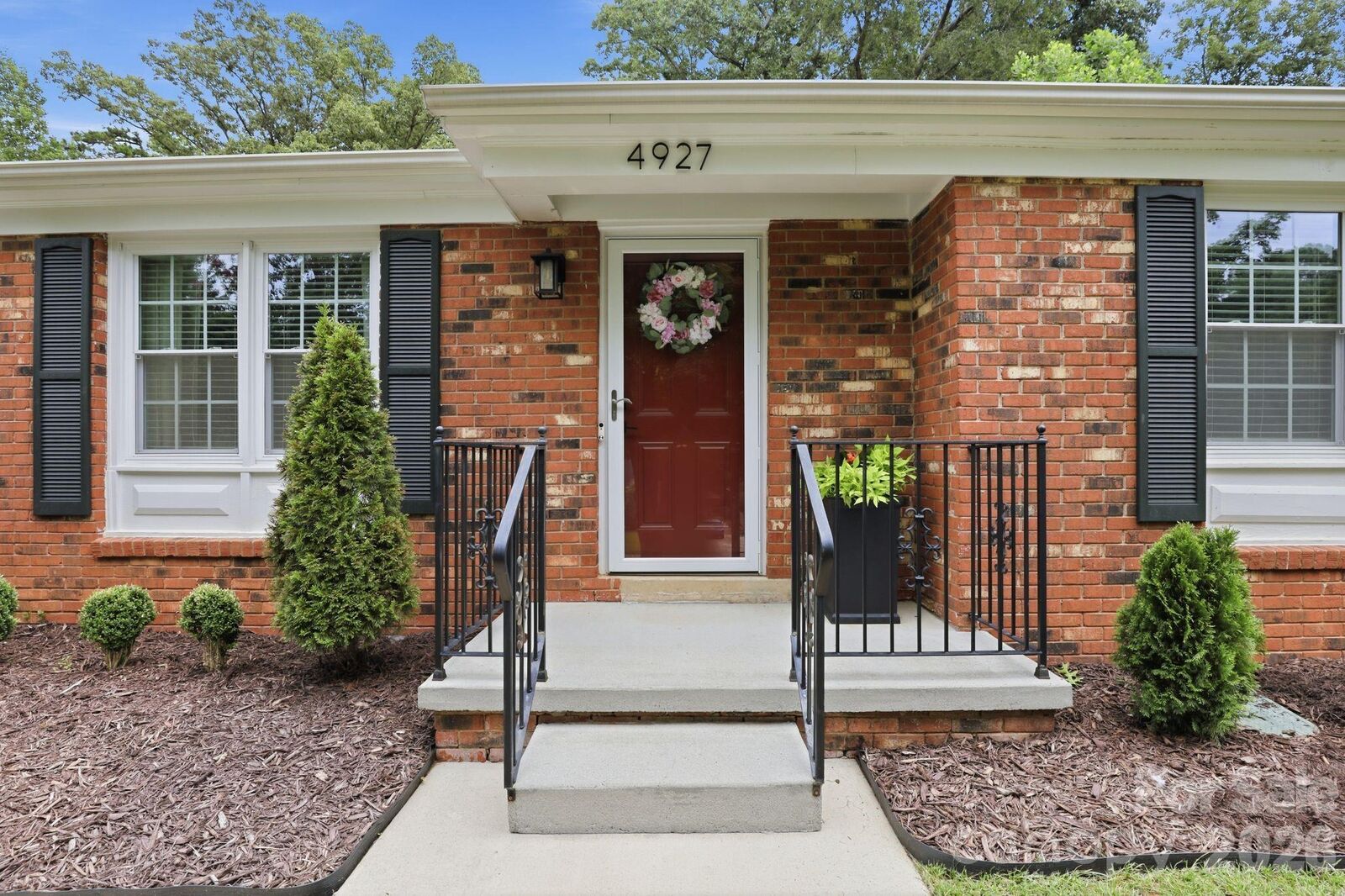 Property Photo:  4927 Farm Pond Lane  NC 28212 