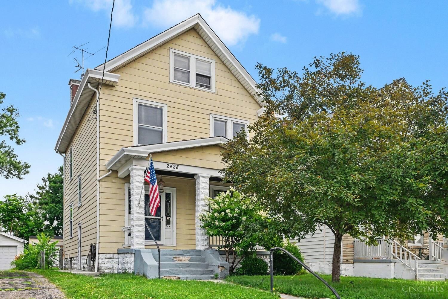 Property Photo: 2428 Robertson Avenue OH 45212